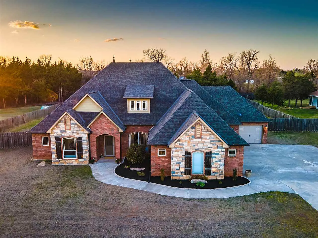 ترکیب سنگ و آجر در نمای ویلایی